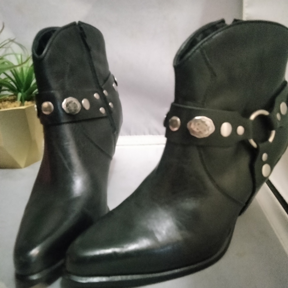Woman's Black leather ankle cowboy boots size 6.5 by Durango